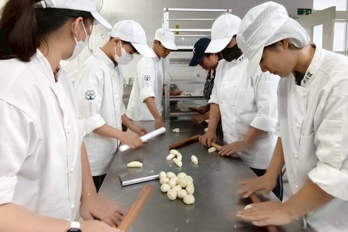 公東高工餐飲技術科學生學以致用，大家一起動手做月餅，送給社區裡的獨居長輩。