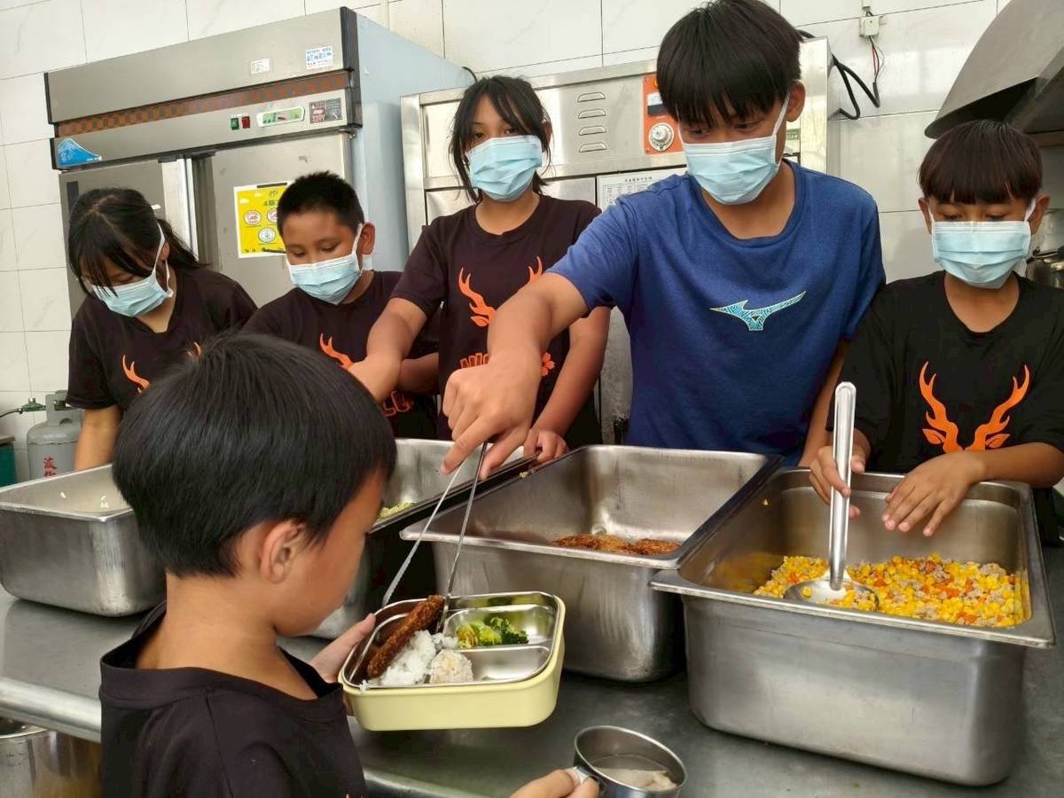 海端鄉霧鹿國小、利稻分校昨天恢復水電，李建興校長也與教育處團隊、師生將2天份營養午餐等物資運送上山，學生拿著餐盒打飯菜。