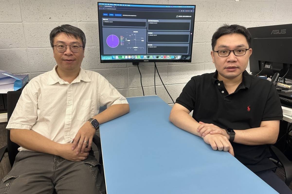 臺科大數位學習與教育研究所曾厚強助理教授(右)與資訊工程系陳冠宇副教授(左)合作，結合眾多人工智慧技術，研發臺科大智慧型口語表達輔助系統。(臺科大提供)