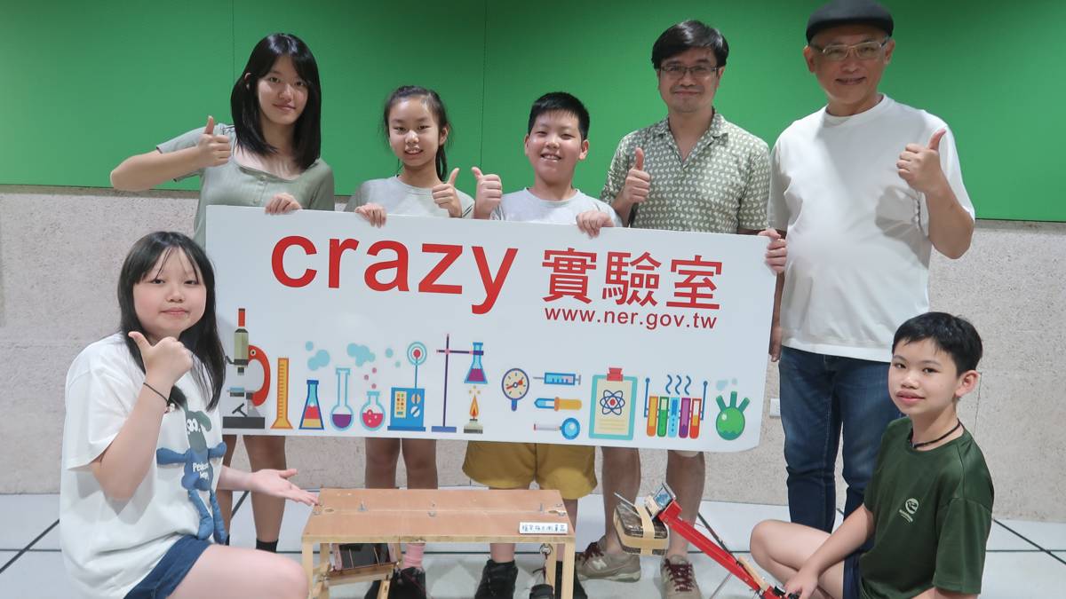 節目主持人(後排左一亮亮、右一K博士)和團隊師生及縮小版的手推車合影。
