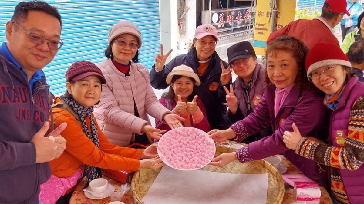 永靖謝平安家年華，千人搓湯圓平安宴，拉近遊客與地方距離，增進居民的地方光榮感。