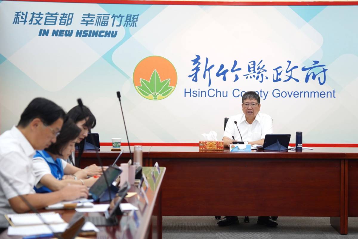 新竹縣長楊文科關心尖石泰崗溪堰塞湖情況。（新竹縣政府提供）