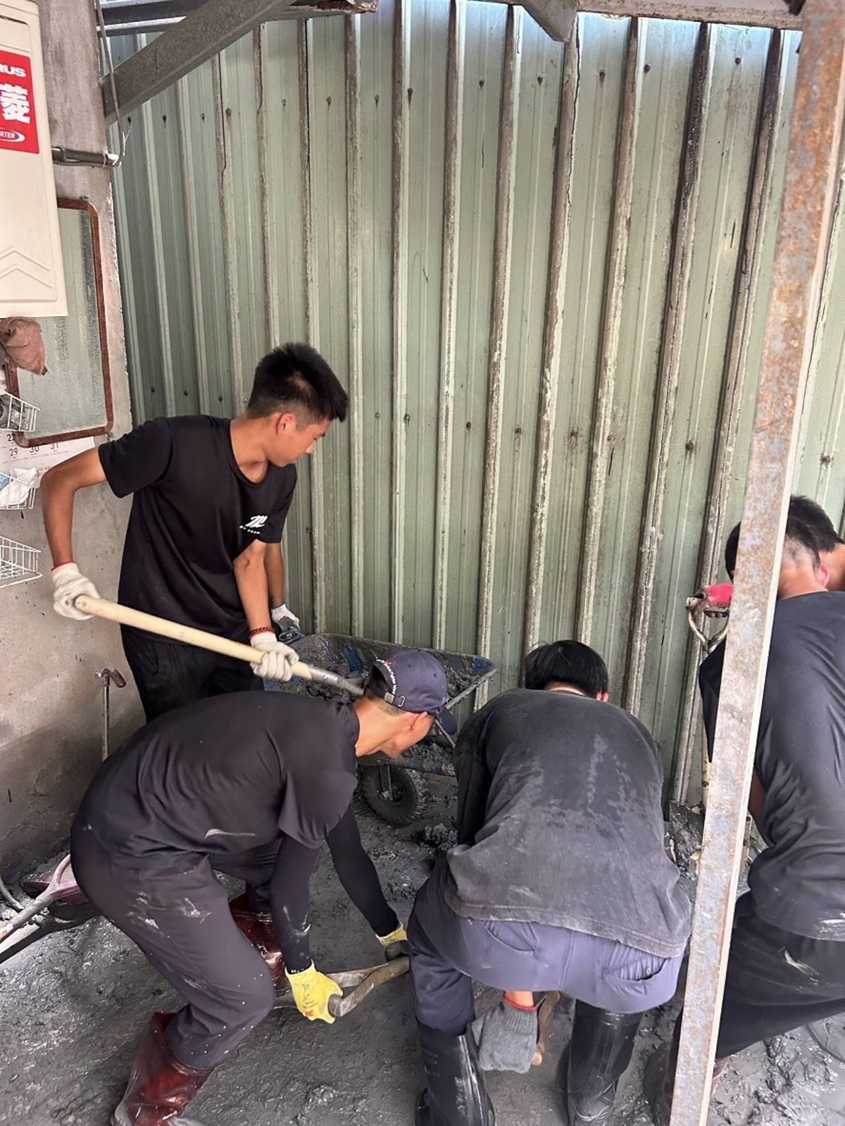 學生自備工具，到災民家中清除汙泥
