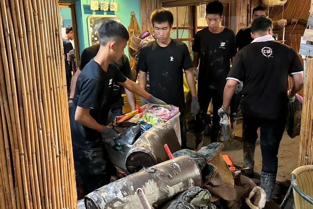 臺北市立復興高中足球隊員前往花蓮光復鄉，協助災後清理