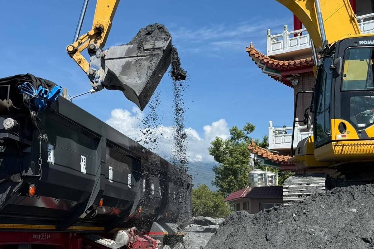 花蓮縣光復鄉因堰塞湖溢堤受重創，臺東市長陳銘風協調高雄企業馳援，希望能盡快幫助災民恢復生活。