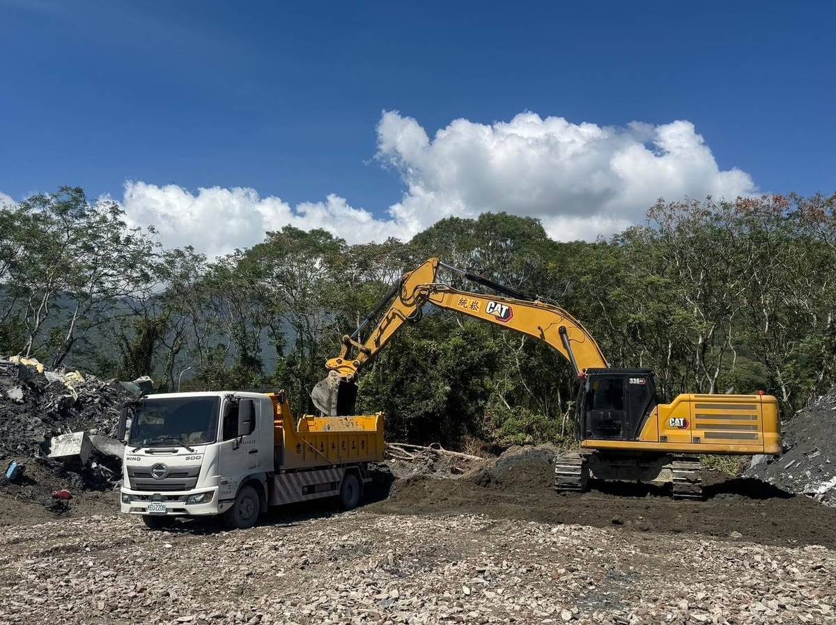 來自高雄的凱硯通運股份有限公司與榮標股份有限公司派出重機械協助災民重整家園