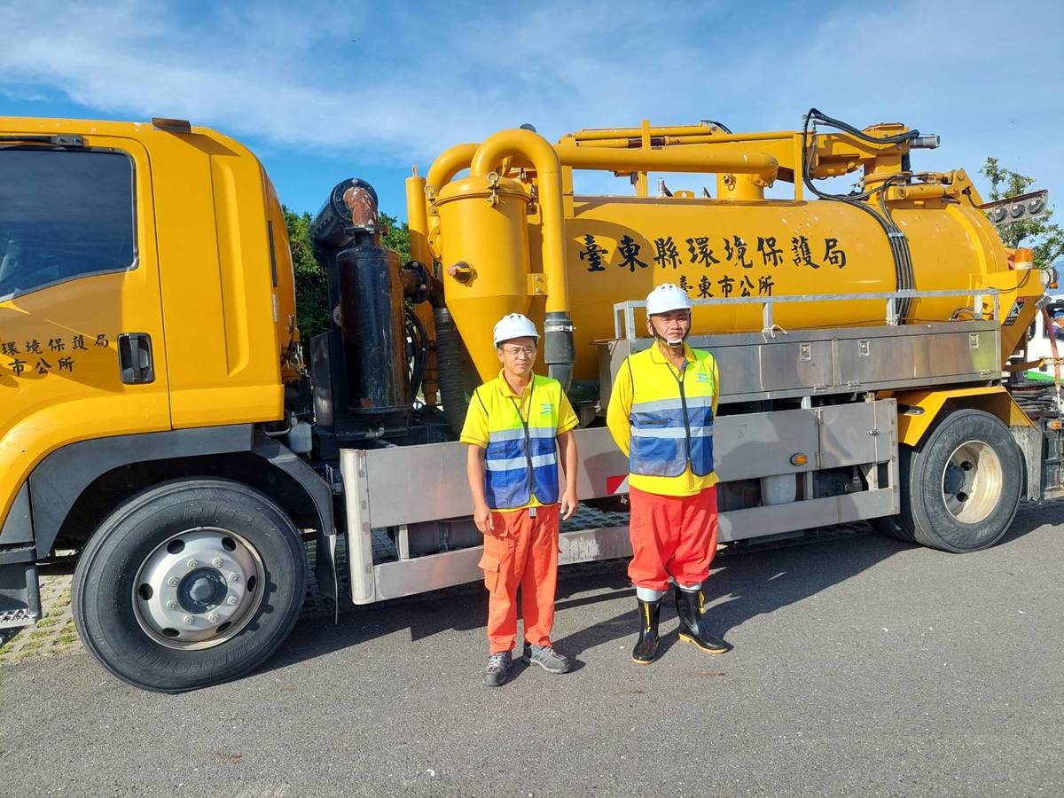 臺東市公所清潔隊配合縣政府環保局，派遣清溝車及兩名人力前往支援，期望在第一線分擔災後環境復原工作。