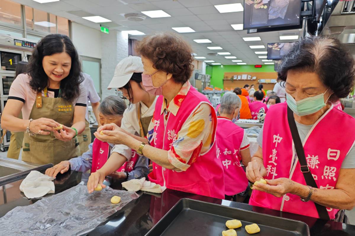 中臺科大陳錦杏校長與謙和賀長輩們一同製作手工月餅