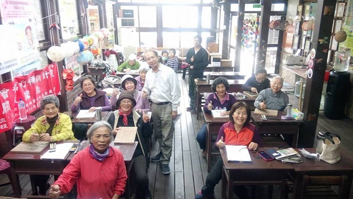 教授富源社區阿嬤畫畫班