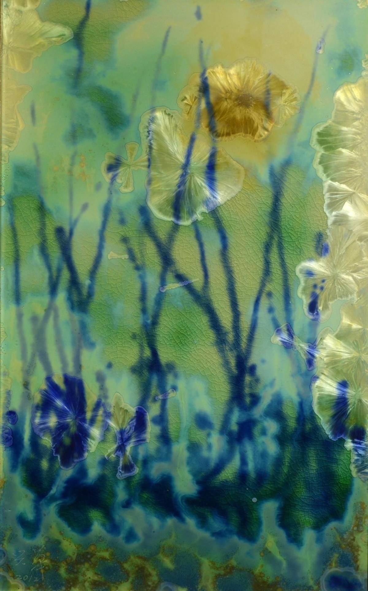 瓷版畫作品《釉惑》
誰曾在窯火前守候至第三夜，
當星辰的光亮潛入釉底，
誰就懂得結晶如何抗拒光陰——
那些細小的、固執的、朝向深淵生長的星圖。

看哪，高溫在瓷胎上寫日記，
每個字都膨脹成星雲。
冰裂是時間的初生帶，
我們膜拜的，總是傷痕裡乍現的彩虹。

孔雀藍在釉下翻閱自己的命運，
氧化鈷沿著窯變的邊陲流亡。
最完美的圓，誕生於
匠工鬆手時那陣顫慄的餘波。

碎瓷片在博物館發光，
像被繳械的天使仍在練習手語。
而我們，終將在某一處裂紋裡重逢——
當所有等待都結晶成莫测的形狀。
