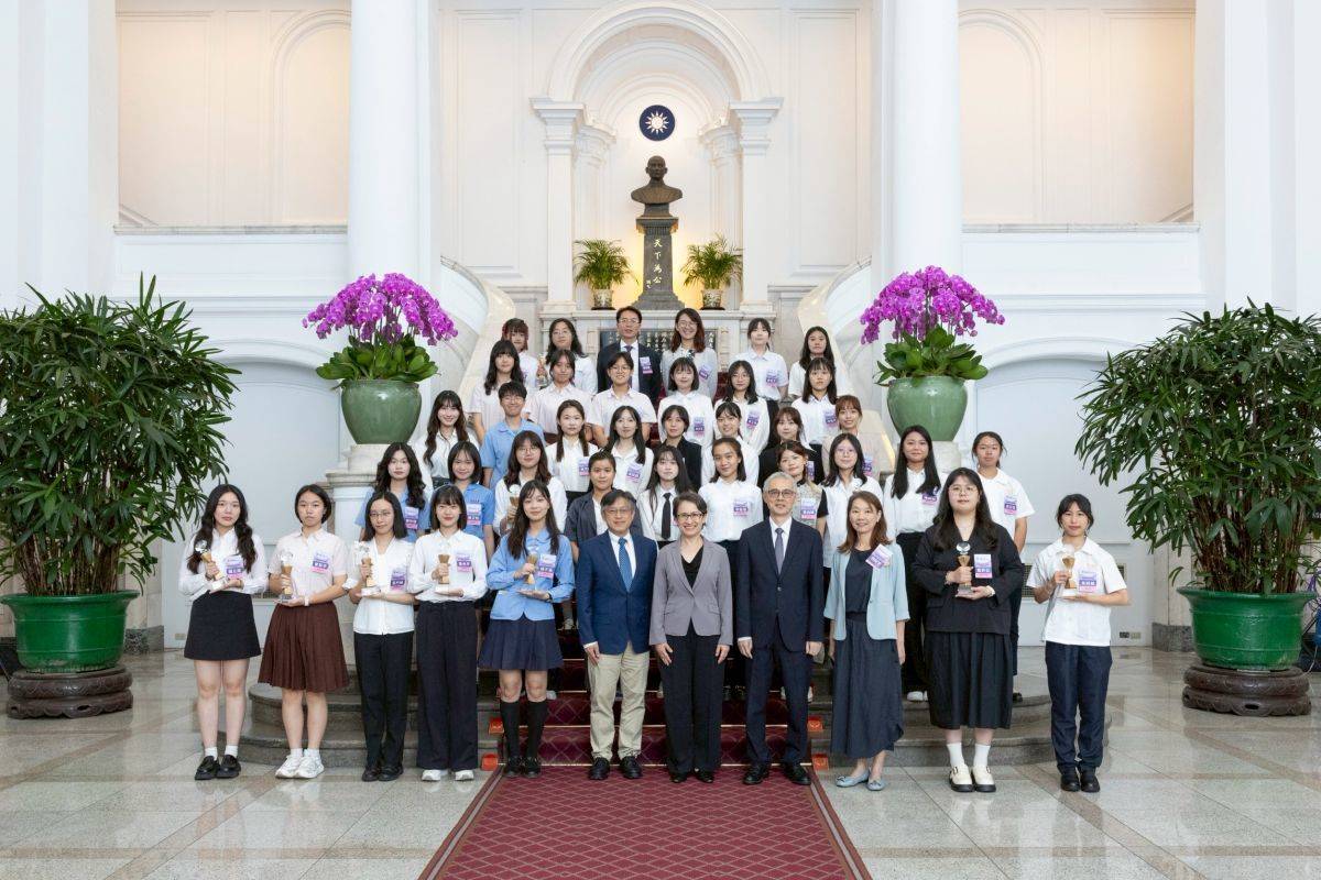 蕭美琴副總統與2025 GiCS第5屆「尋找資安女婕思」獲獎團隊合影