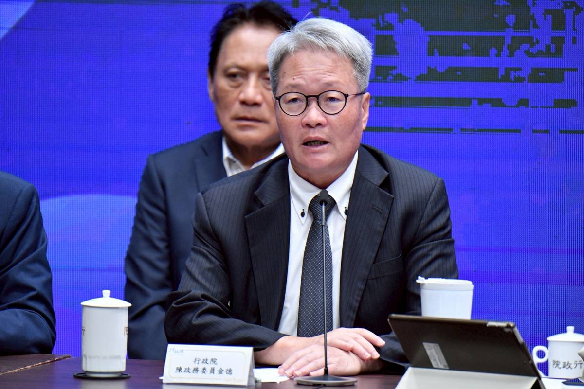 行政院政務委員陳金德說明一站式服務平臺。(行政院提供)
