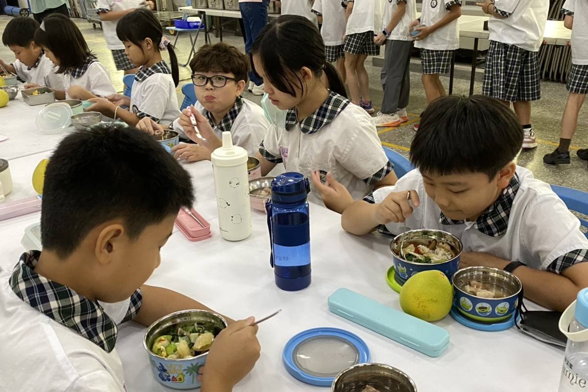 永康國小學生大口享用秋季當季節令午餐