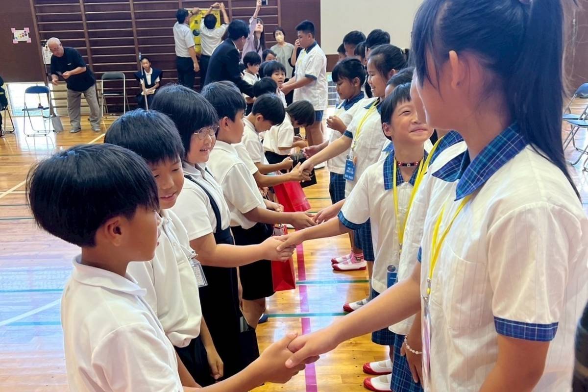 在三丘校園內展開，兩校學生分年級進行自我介紹與破冰遊戲。