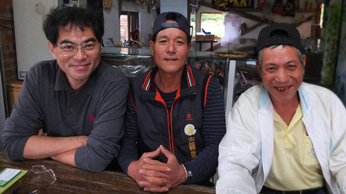 檳榔兄弟與主持人劉智濬(左一)合影