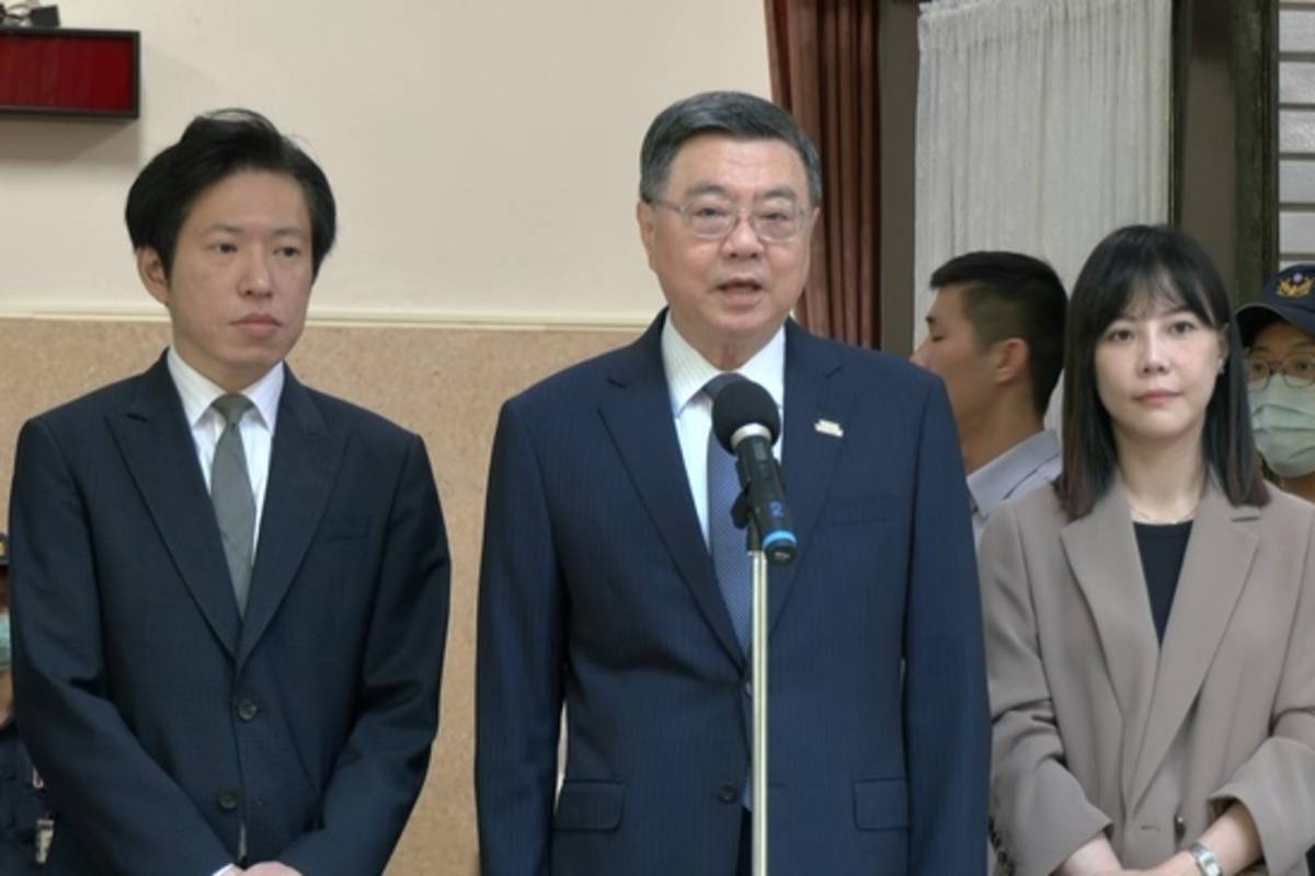 行政院院長卓榮泰(中)出席立院報告並備質詢前接受媒體聯訪