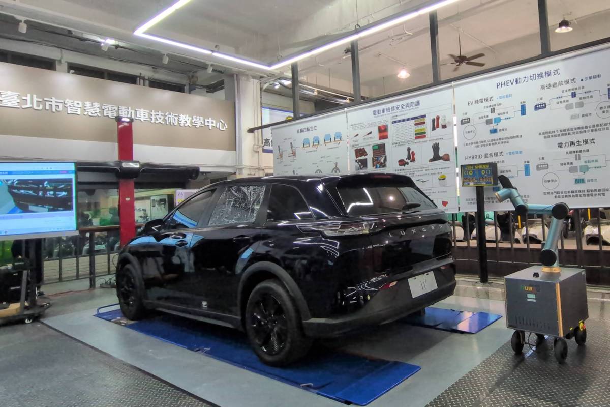 AI機器手臂巡檢車即時呈現精準檢測結果