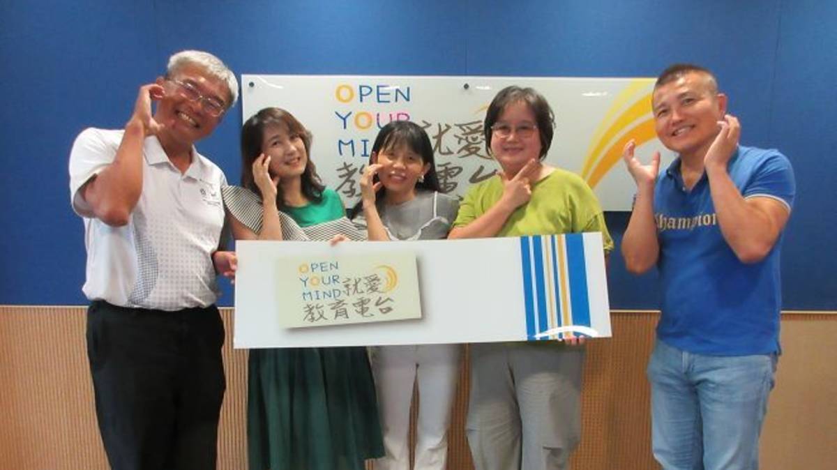 左起 節目主持人（臺中市大秀國小退休主任 廖雅彬、臺中市豐原國小 廖皓圭主任）來賓	（臺中市立車籠埔國小附幼張瑋玲老師、朝陽科大附設臺中市幼兒園鍾淑慧園長）教育電台常罡。
