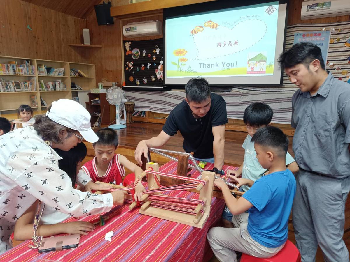 親子共同操作織布機