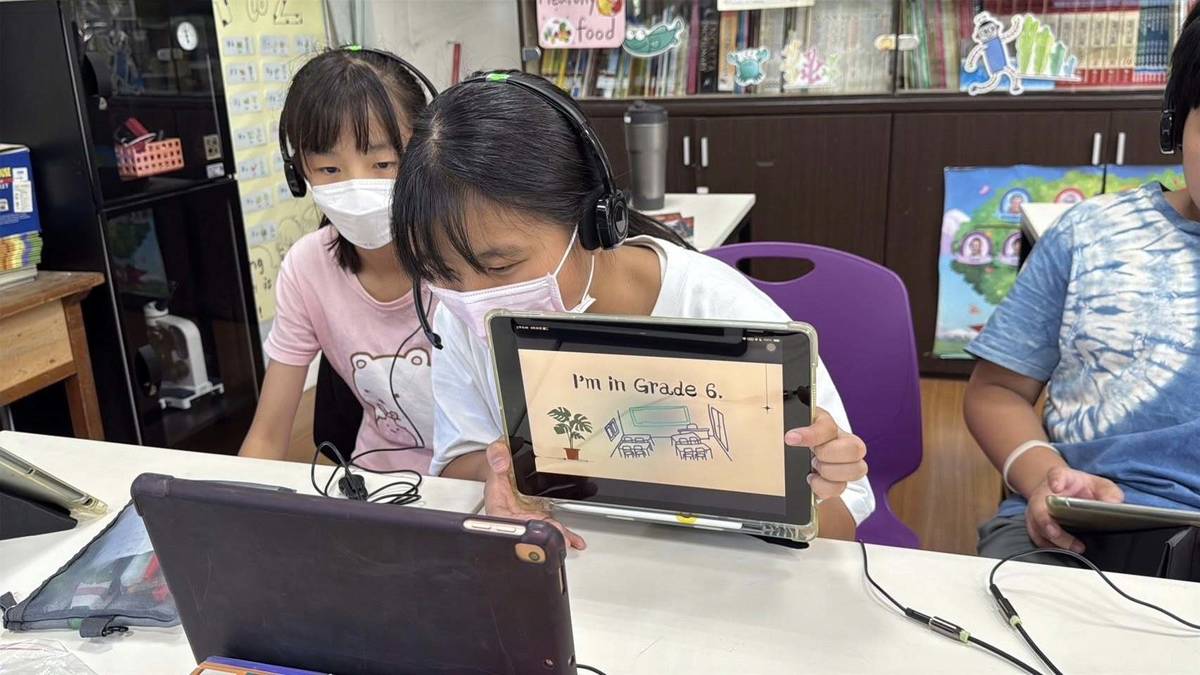 五寮國小朱張樂同學使用平板自行製作簡報，並透過視訊與日本學校進行線上交流，使用英語進行互動與分享。(五寮國小提供)