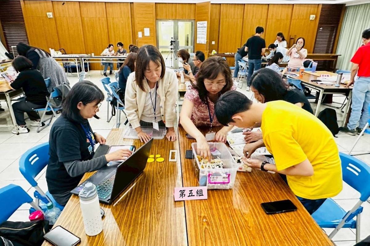 小組研究討論設計斜板車。(國教署提供)