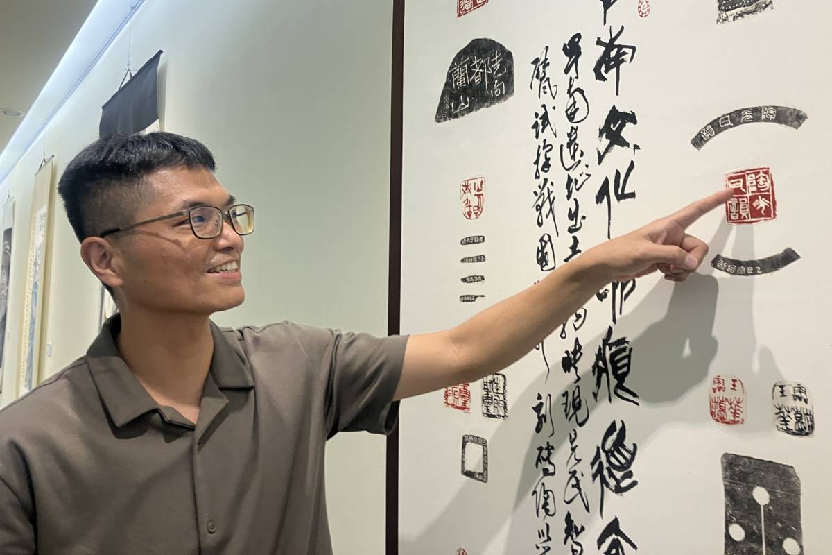 葉宗河以篆刻作品《卑南文化刻痕》奪得臺東美展最高榮譽獎--臺東獎，他在頒獎典禮後向民眾介紹他的作品。