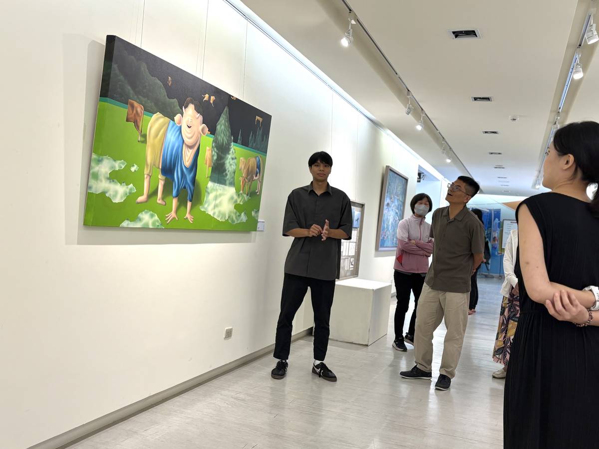 臺東美展中，西方媒材類首獎林祐愷解說他的作品《試圖轉生成黃牛的我，想跟黃牛們當朋友》。