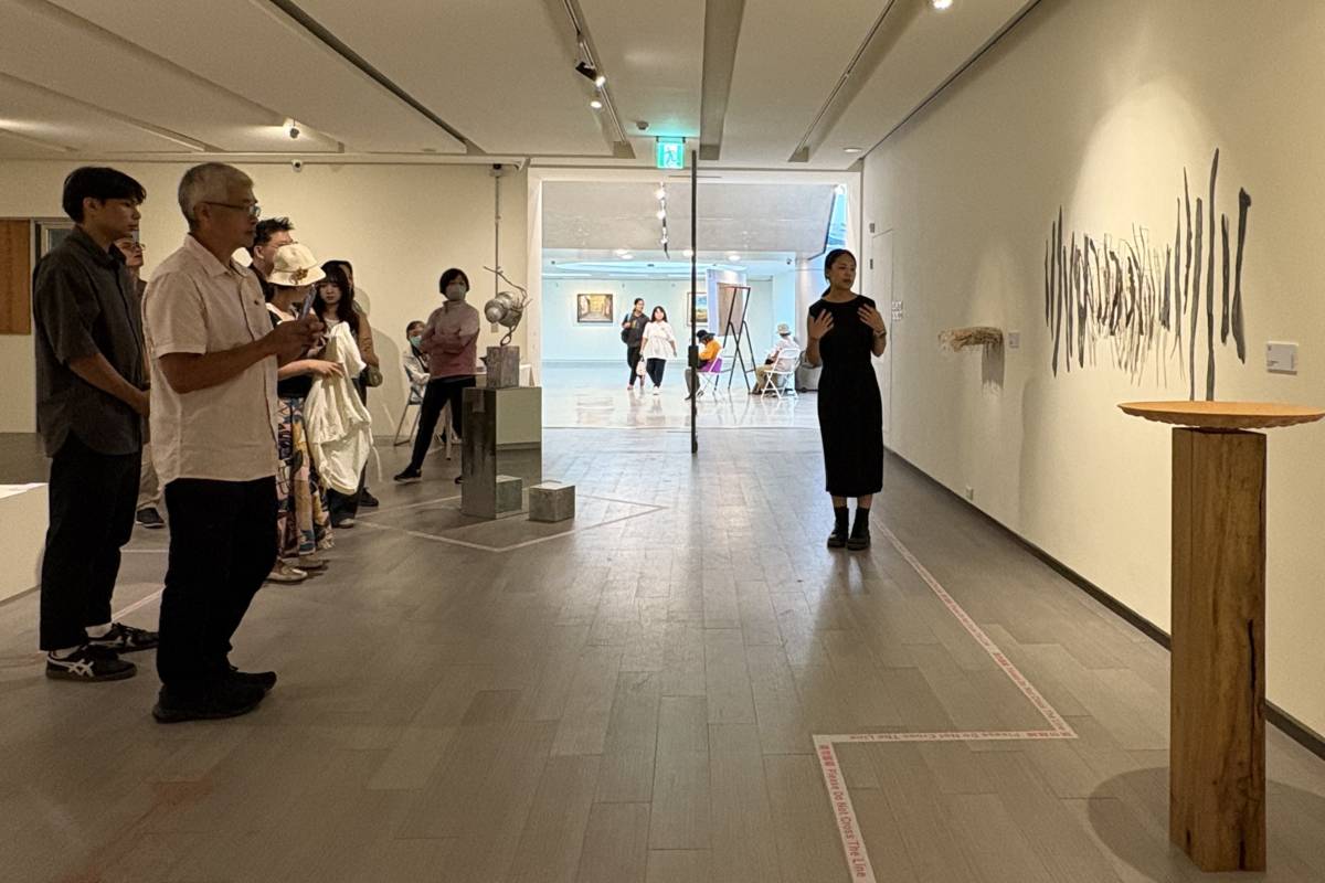 臺東美展立體造型與傳統工藝類首獎白桐嘉，介紹她的作品《Trace》-傷痕，透過材質轉譯記憶與時間的痕跡。