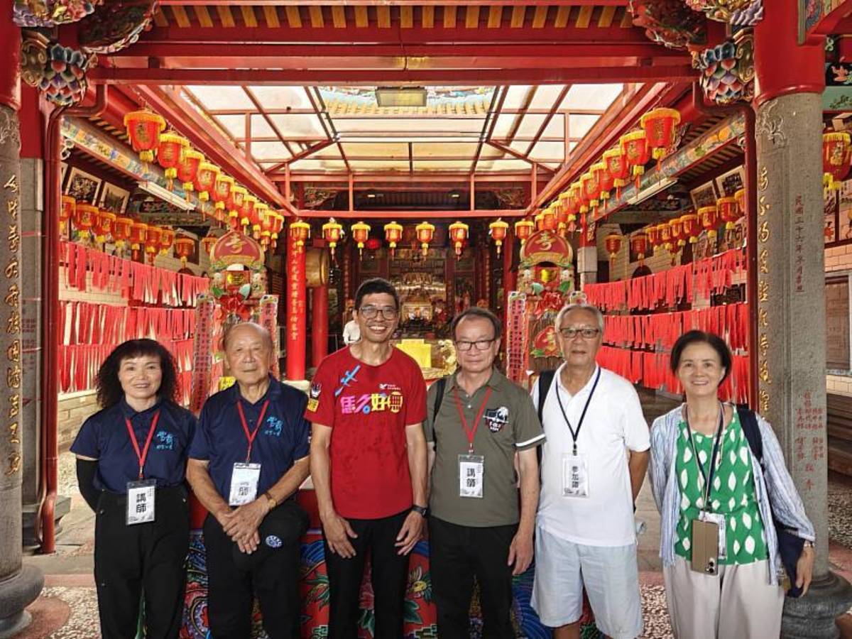 客發中心何金樑主任、廖綺貞、黃鼎松、林本炫3位講師及姜紹祖後代合影 (客委會提供)