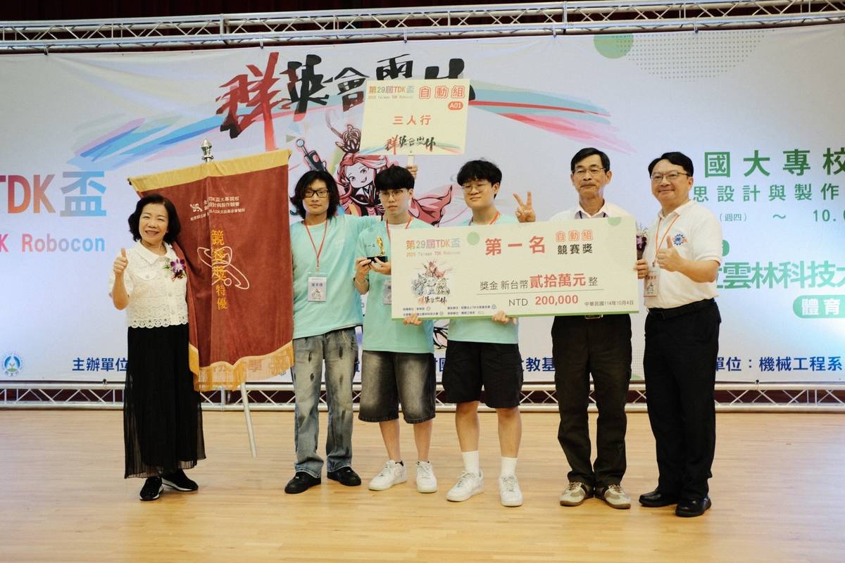 楊玉惠司長與自動組第一名合照 (教育部提供)