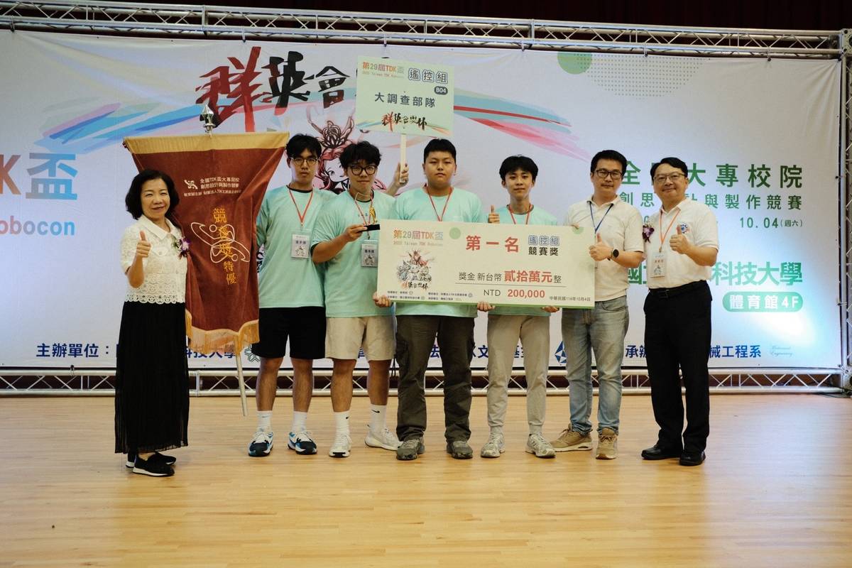 楊玉惠司長與遙控組第一名合照 (教育部提供)