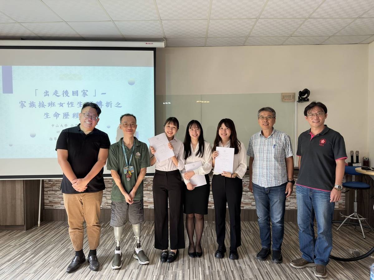 王致遠老師（左二）樂於分享自己的人生經驗