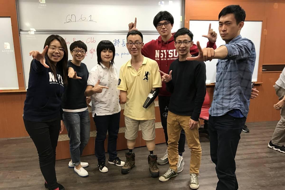 王致遠老師（中）重回校園教書，與學生關係融洽