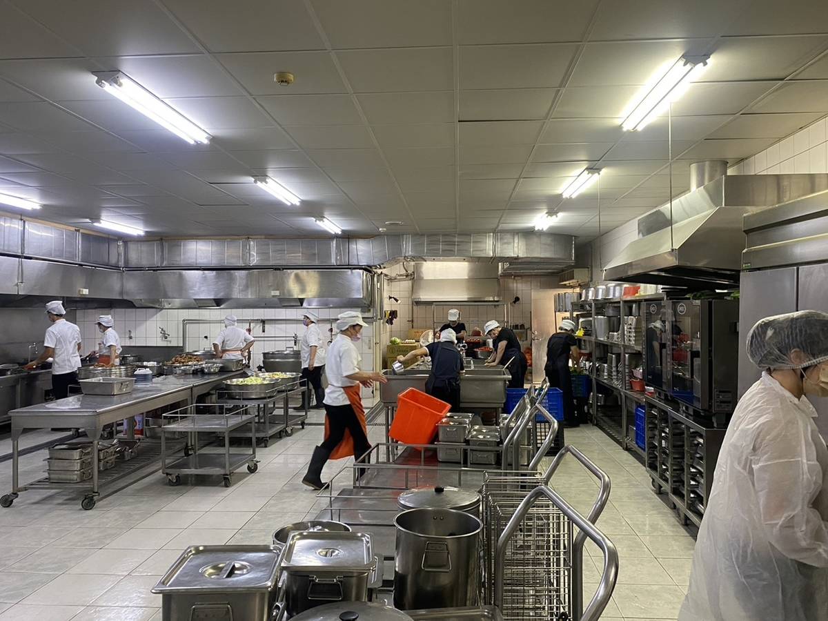 教育部校園食品輔導訪視，學校午餐備餐情形 (教育部提供)
