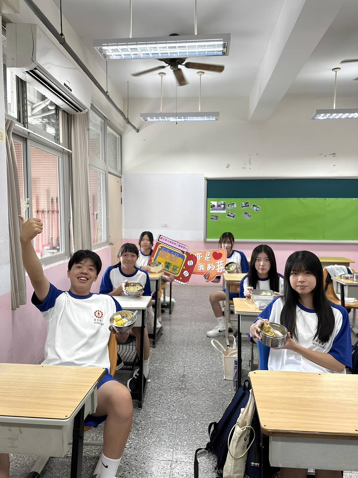 草屯商工學生午餐時刻美味兼具營養 (教育部提供)