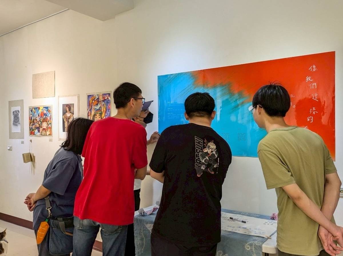 「洪雅書房」提供寬敞的展覽空間，讓青少年們透過藝術展現青春的多樣面貌 (教育部提供)