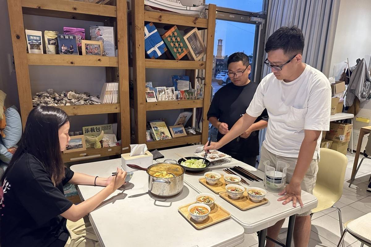 赴泰青年宋修宇在「大小港邊，熱帶漁林」的共享空間舉辦「泰國食魚文化」分享會 (教育部提供)