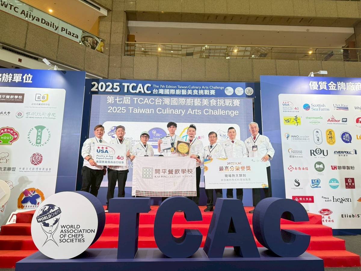 開平餐飲學校學生邵新翰在「西式美國雞肉」獲金牌及最高分榮譽獎