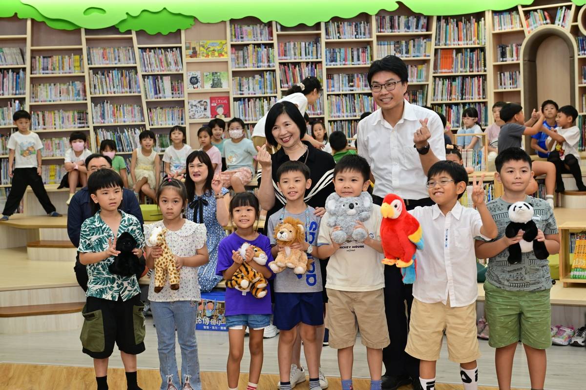 銘傳國小舉辦新圖書館的入厝儀式，北市教育局副局長廖文靜贈送「開門七寶」