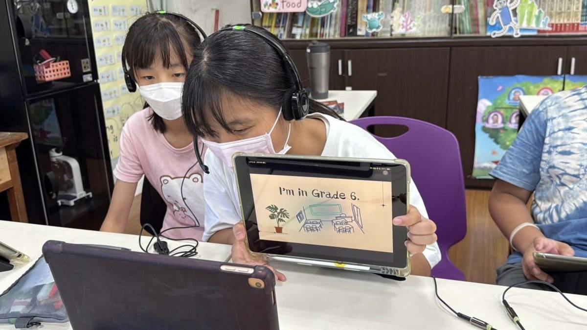 五寮國小朱張樂同學使用平板自行製作簡報，並透過視訊與日本學校進行線上交流，使用英語進行互動與分享。(五寮國小提供)