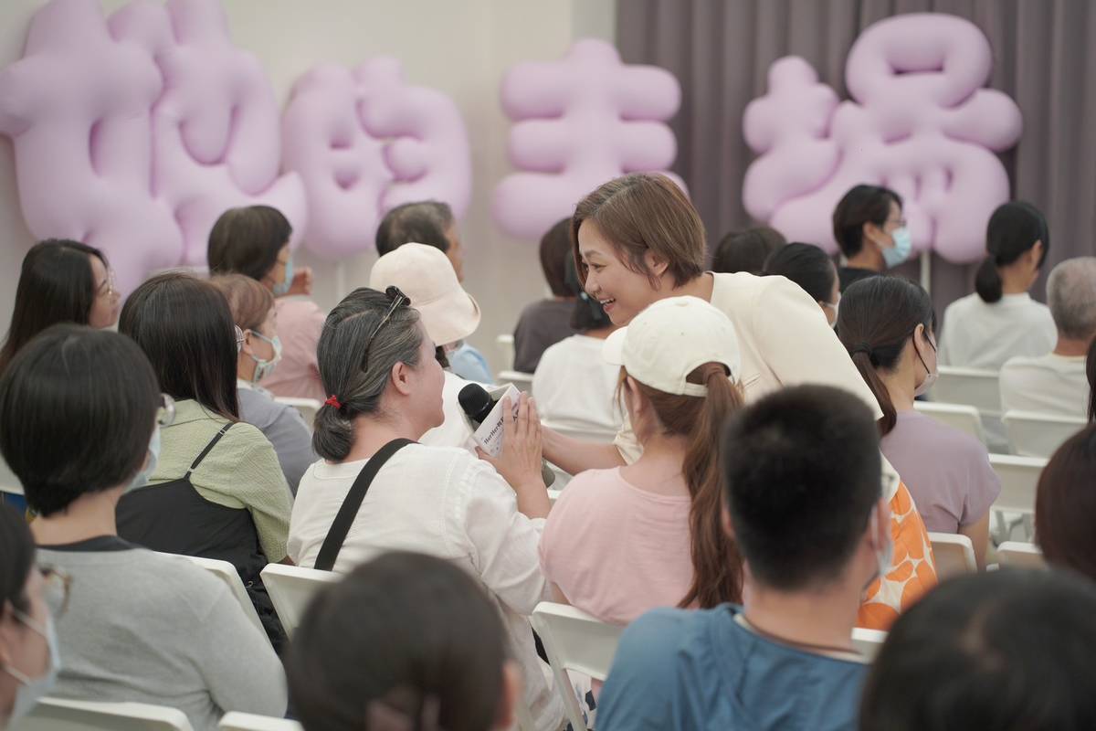 黃小胖和場聽講的民眾親切互動