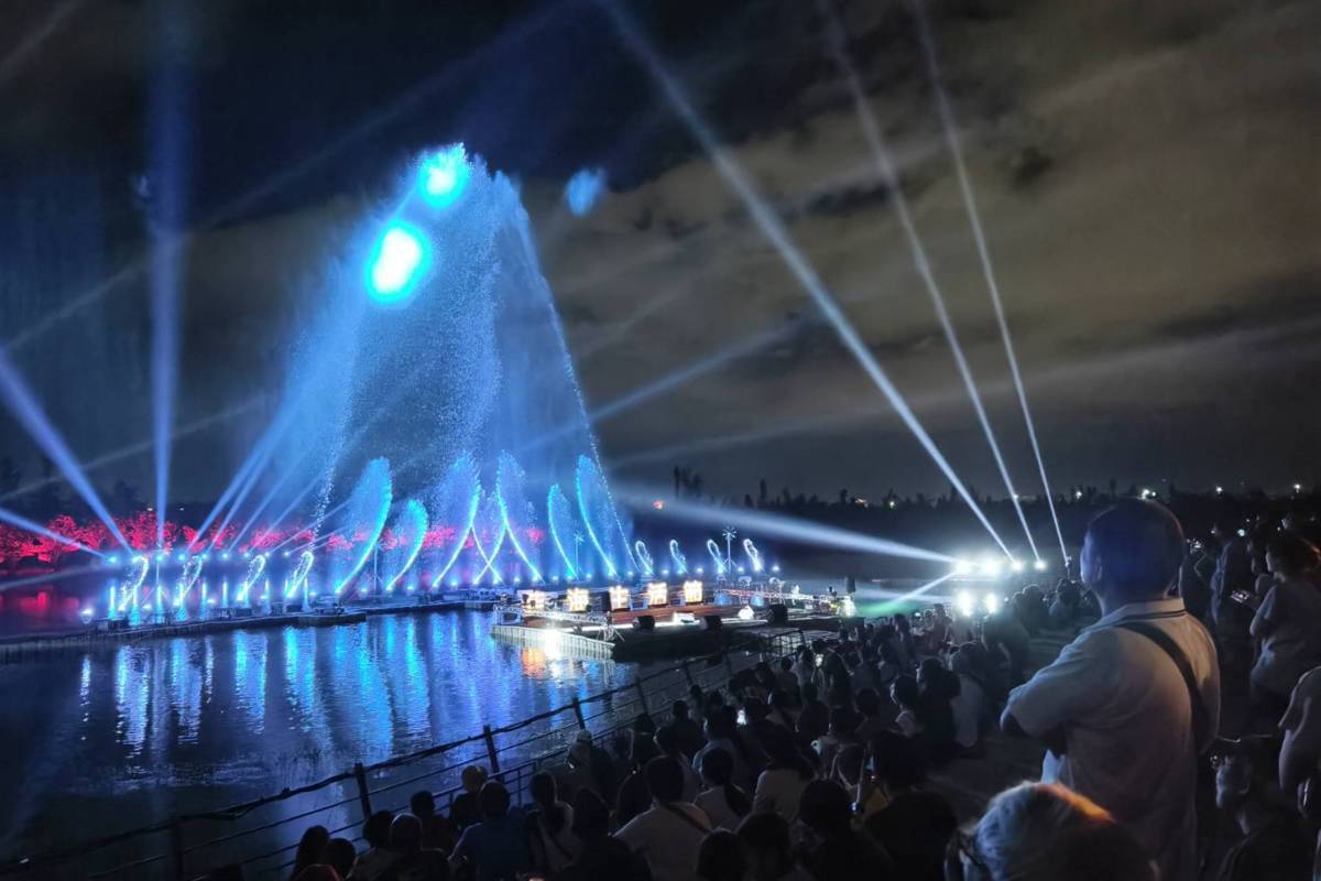 藍海生活節以絢爛水舞、動人音樂與滿場人潮成功落幕。