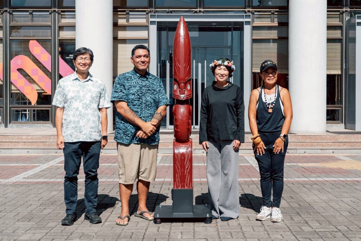 臺東縣南島支架大洋舟航海協會與紐西蘭造舟大師Heemi Eruera致贈臺東縣政府星空羅盤雕刻柱Pou Haere