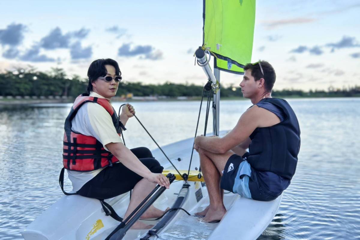 臺東縣政府近年來積極推動無障礙水域遊憩環境，特別邀請金曲歌王蕭煌奇到活水湖，體驗無障礙帆船，蕭煌奇說，掌舵航行的感覺真棒。