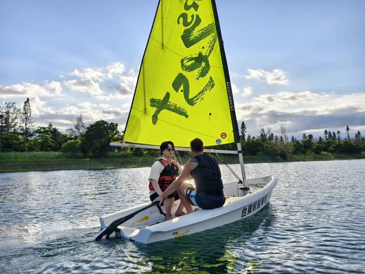 金曲歌王蕭煌奇教練與志工陪同登船，迎風感受風帆船樂趣。