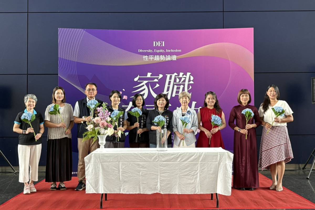 賴副局長及貴賓共同完成繡球花藝