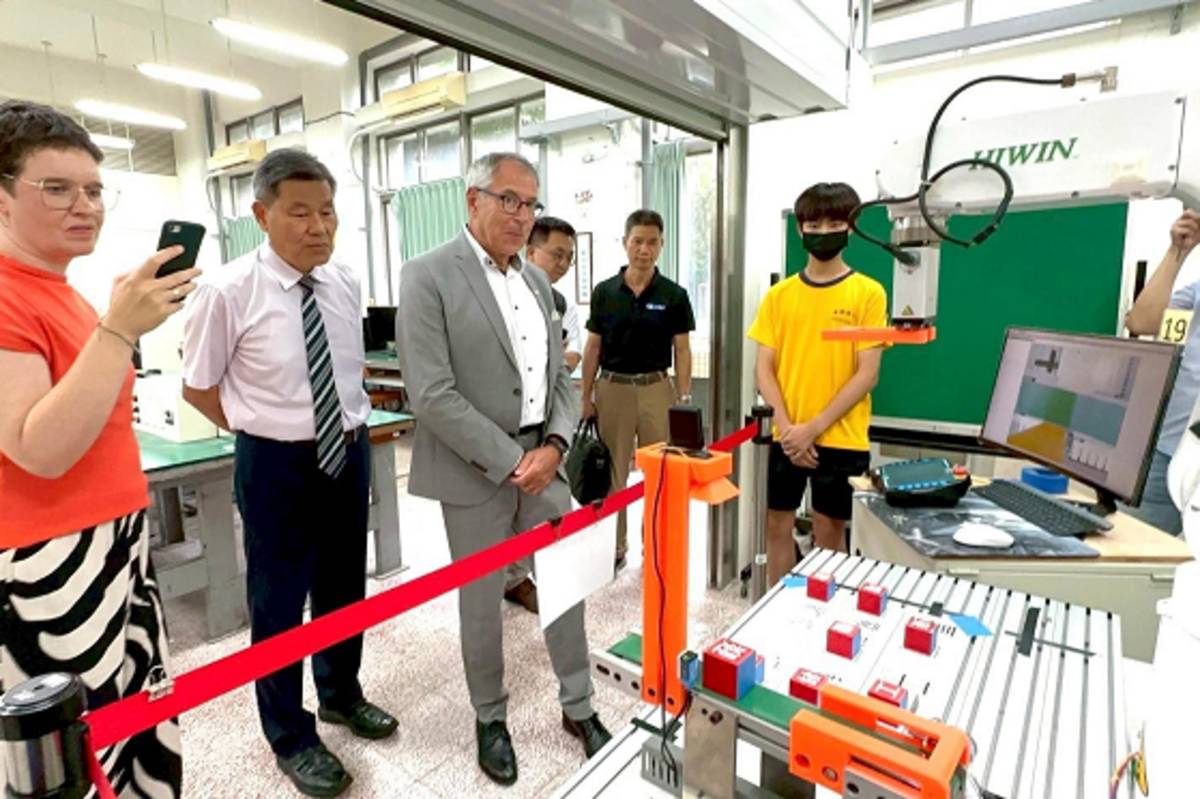 參觀學校特色教學設備