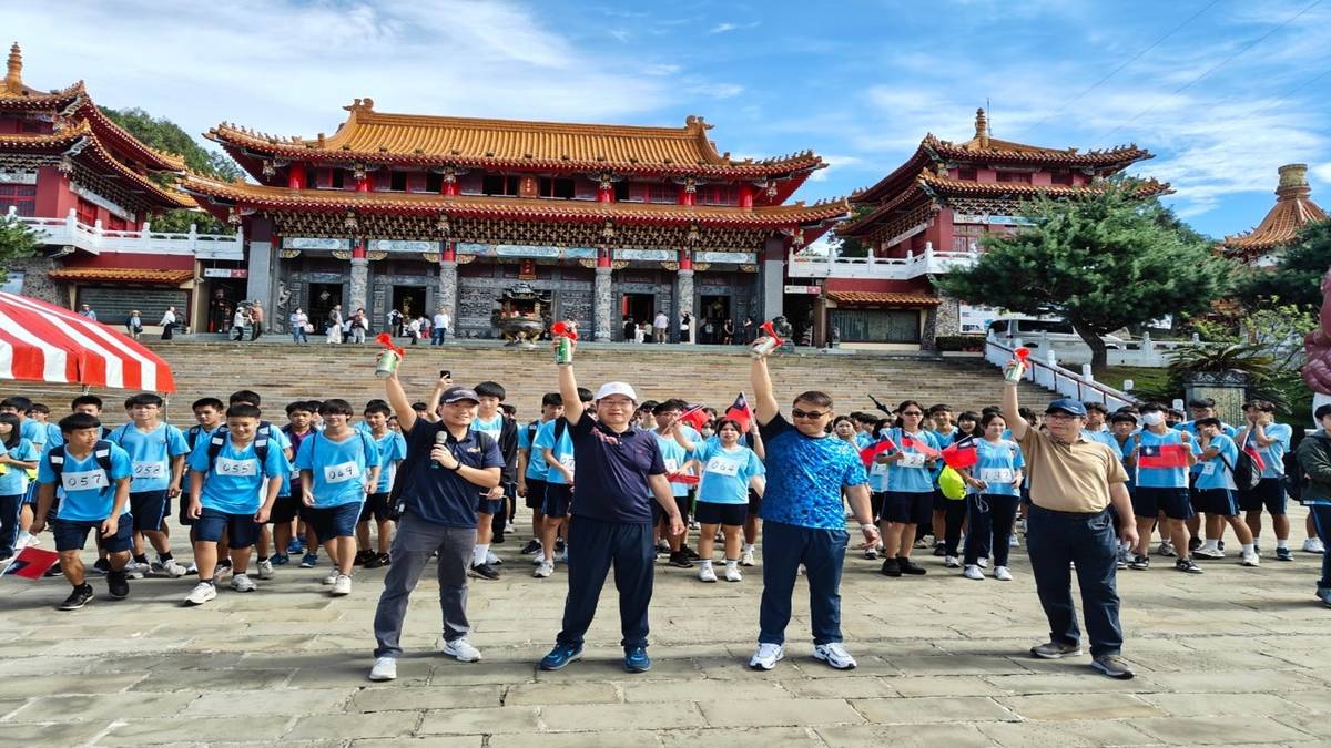 一路陪著孩子成長 傅國樑校長（圖左二）領跑路跑活動圖:南投高中提供）