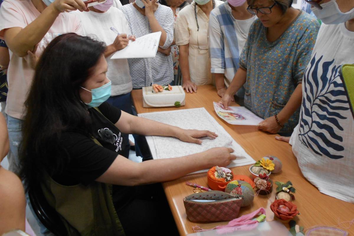 臺北市教育局在10月「樂齡月」，推出50多場活動，鼓勵樂齡長者參加