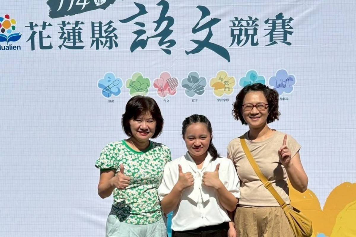 (左起)施淑娟校長、胡詠心同學、蕭淑美老師